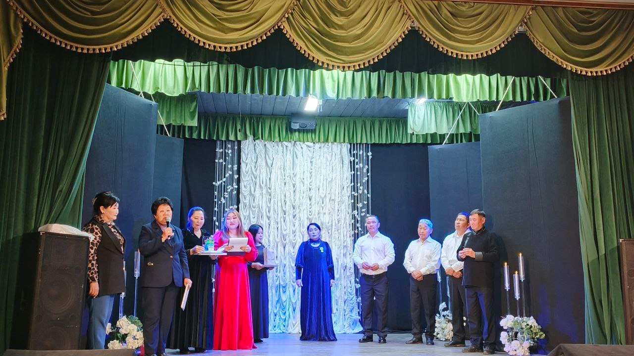 24 сентября 2025 года, перед началом спектакля Алексея Санаа "Куштар - куулар кыйгызы", на сцене произошло значимое событие. Заслуженный работник культуры Республики Тыва Мариана Олеговна Кара-Сал была удостоена медали, посвященной юбилейному 260-летию Да 24 сентября 2025 года, перед началом спектакля Алексея Санаа "Куштар - куулар кыйгызы", на сцене произошло значимое событие. Заслуженный работник культуры Республики Тыва Мариана Олеговна Кара-Сал была удостоена медали, посвященной юбилейному 260-летию Да