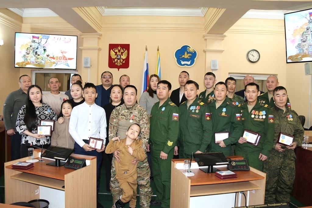 Сегодня в зале заседаний Верховного Хурала прошла торжественная церемония награждения участников специальной военной операции. Военнослужащим и членам их семей были вручены памятные парламентские медали «Защитнику Отечества» и «За помощь СВО».
