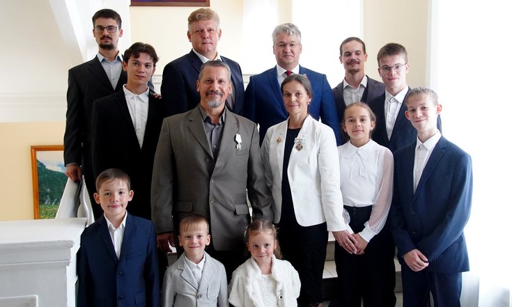 Полпред вручил орден «Родительская слава» супругам, воспитывающим десятерых детей Полпред вручил орден «Родительская слава» супругам, воспитывающим десятерых детей