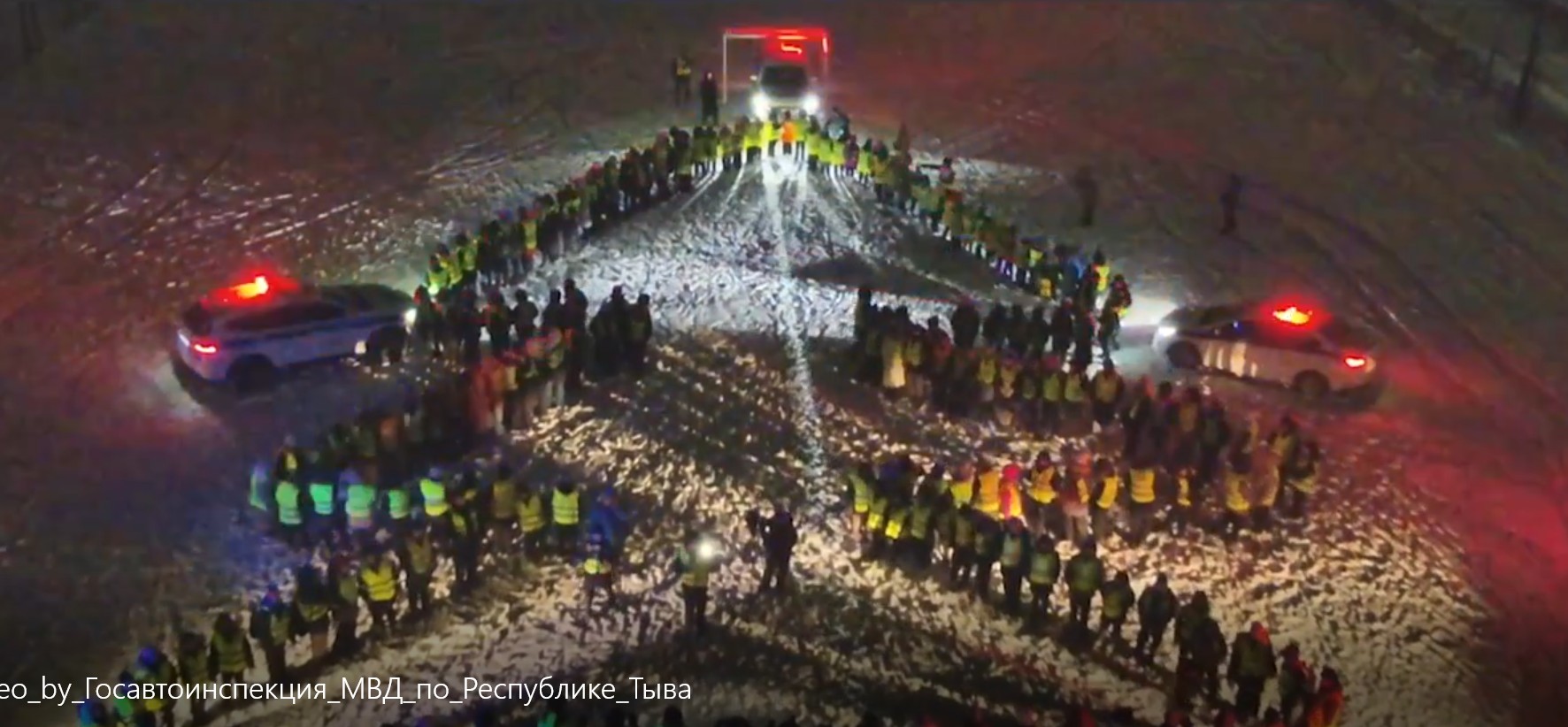 В Туве прошла акция "Ёлка безопасности": сотни детей и взрослых призвали стать заметнее на дорогах
