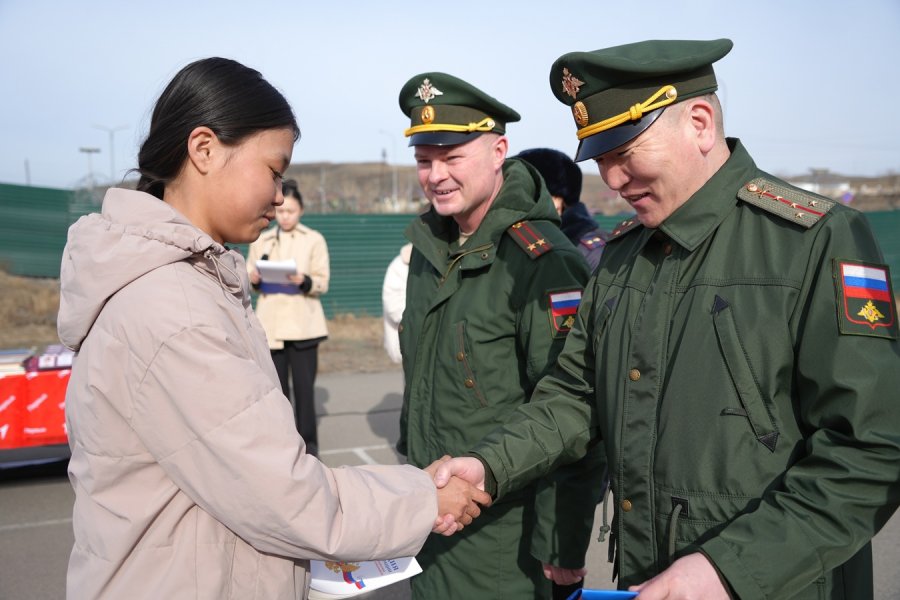 Герой России Чалым Чулдум-оол вручил первые паспорта юным жителям Тувы