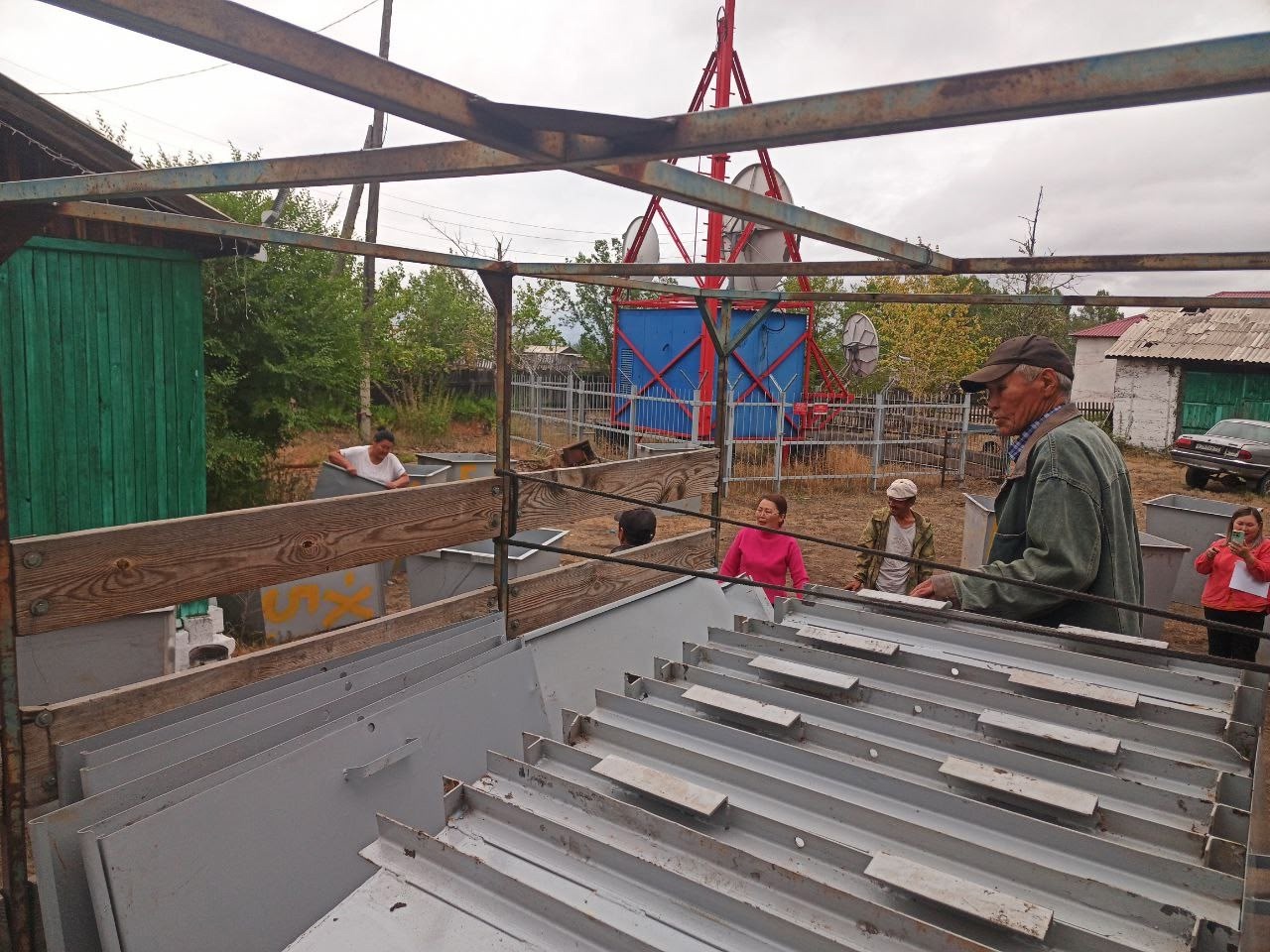 В с. Бурен-Хем Каа-Хемского района льготным категориям граждан выделены мусорные контейнеры. Всего роздано 25 контейнеров, из них 23 получили участники специальной военной операции, 1 труженик тыла, 1 инвалид. В с. Бурен-Хем Каа-Хемского района льготным категориям граждан выделены мусорные контейнеры. Всего роздано 25 контейнеров, из них 23 получили участники специальной военной операции, 1 труженик тыла, 1 инвалид.