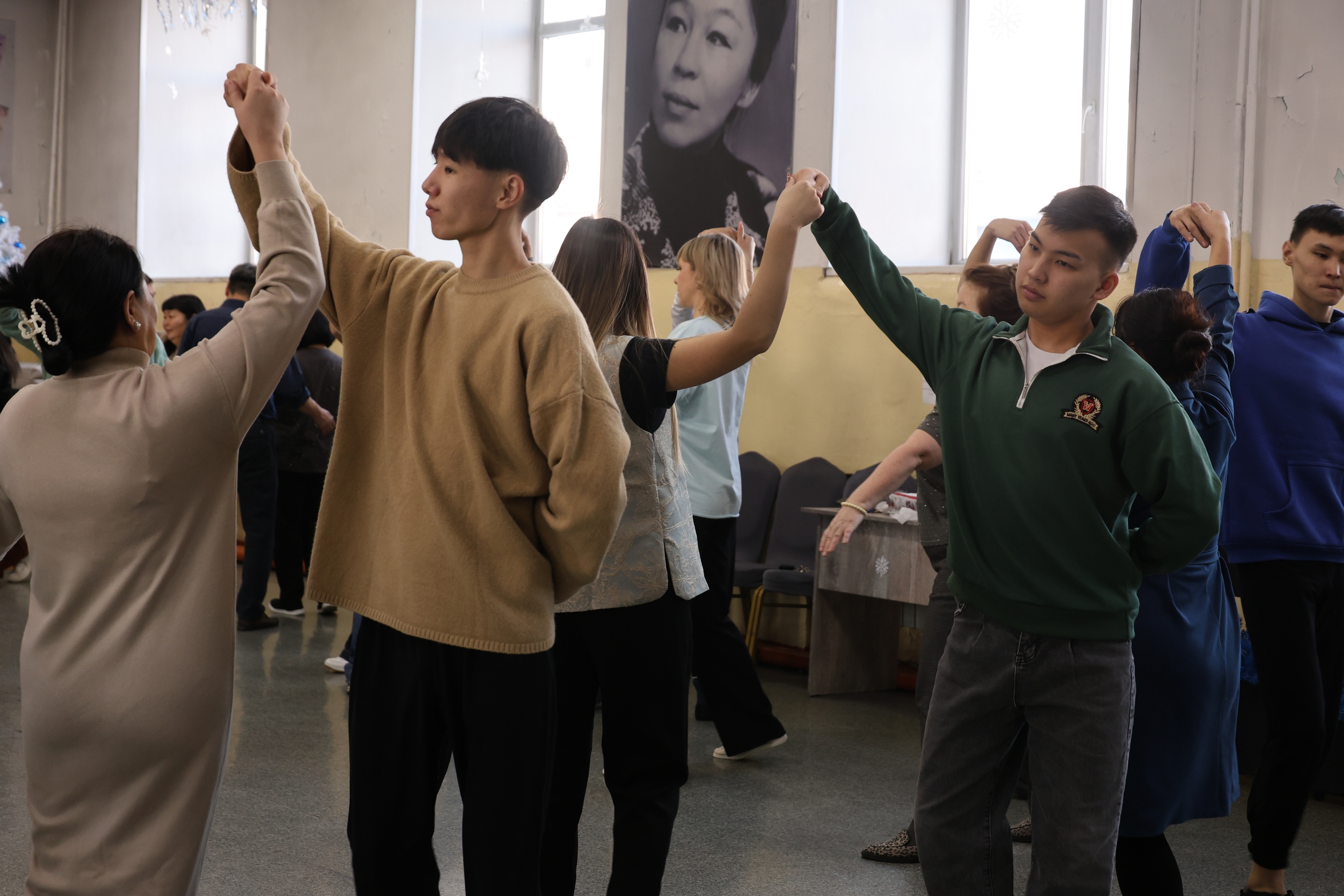 Студенты Кызылского колледжа искусств готовятся к традиционному балу