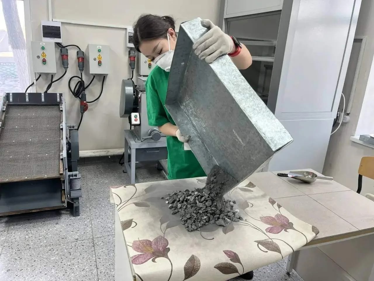 В Ак-Довураке студенты-горняки соревнуются в обогащении полезных ископаемых