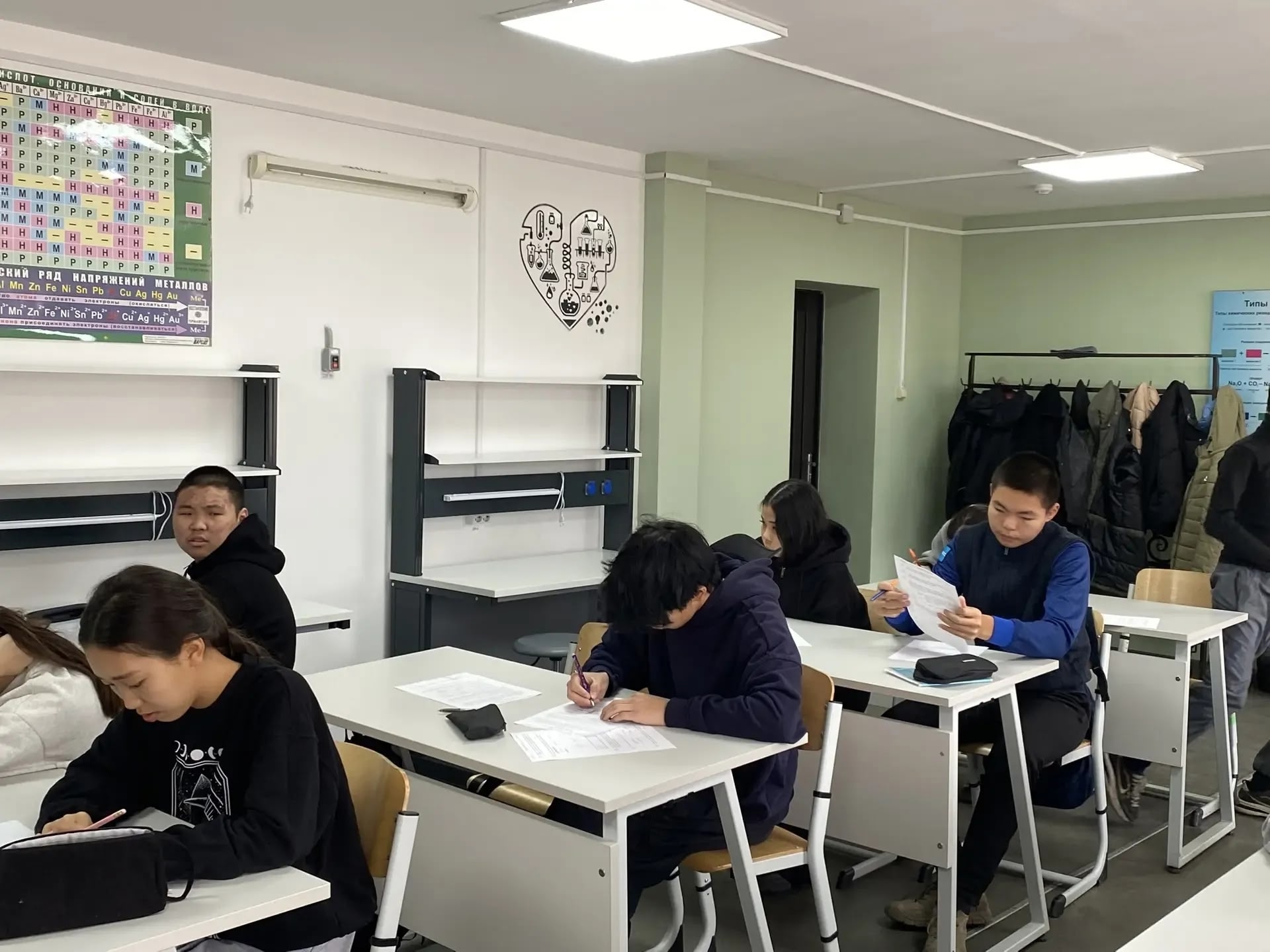 Каникулы для учащихся выпускного класса - это дополнительное время для подготовки к ОГЭ и ЕГЭ. В общеобразовательных учреждениях Каа-Хемского района по утвержденному расписанию проходят консультации по всем предметам. Выпускники понимают, что без упорства Каникулы для учащихся выпускного класса - это дополнительное время для подготовки к ОГЭ и ЕГЭ. В общеобразовательных учреждениях Каа-Хемского района по утвержденному расписанию проходят консультации по всем предметам. Выпускники понимают, что без упорства