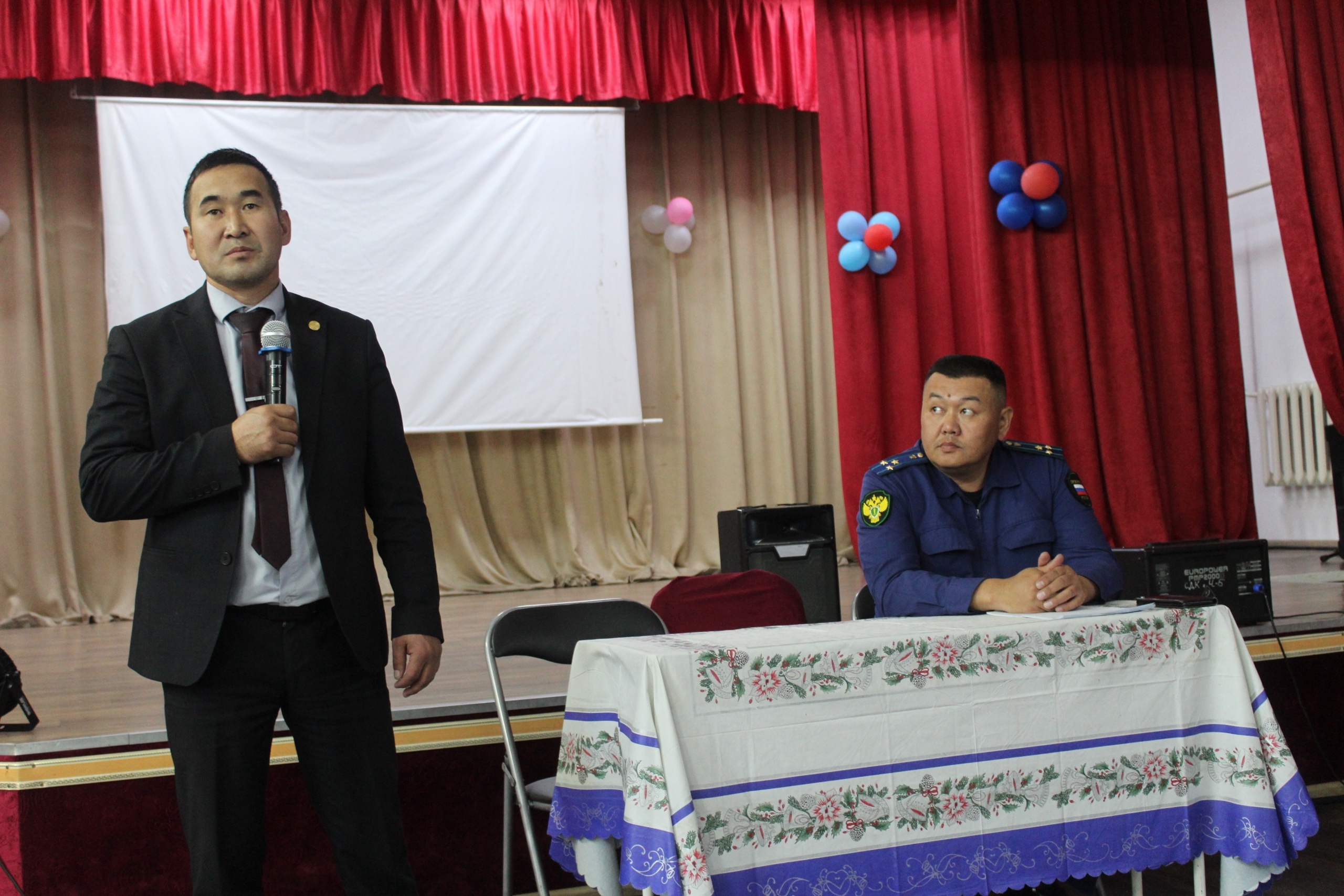 Председатель администрации Дзун-Хемчикского кожууна совместно с правоохранительными органами продолжает серию встреч с жителями сел! Председатель администрации Дзун-Хемчикского кожууна совместно с правоохранительными органами продолжает серию встреч с жителями сел!