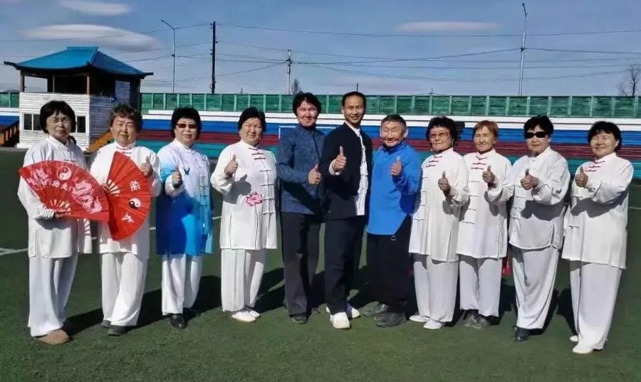 Мастер боевых искусств из Шаолиня Чжоу Дуншань встретился с ветеранами ушу в Туве