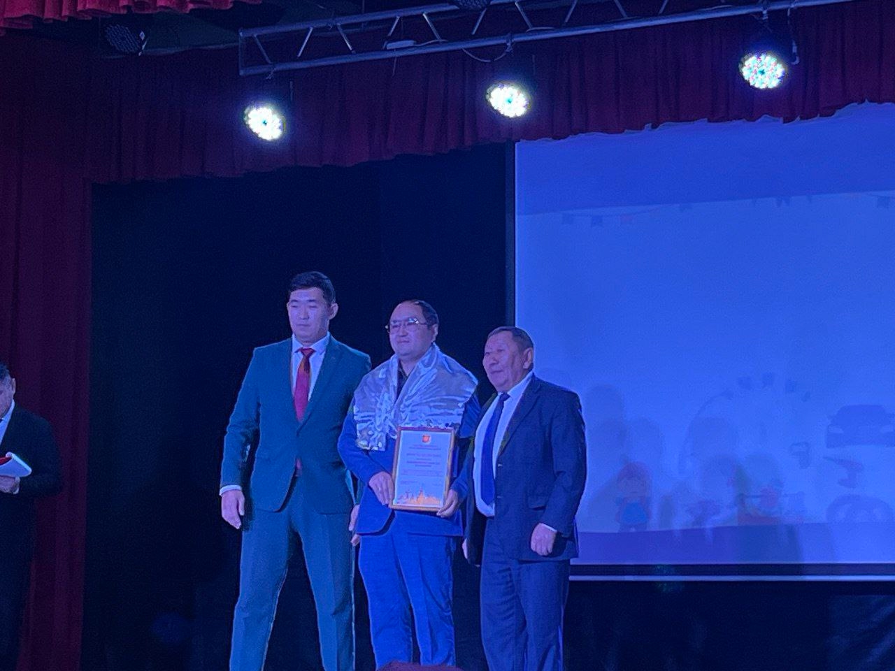 В КЫЗЫЛЕ ОТМЕТИЛИ ЛУЧШИХ ОТЦОВ В КЫЗЫЛЕ ОТМЕТИЛИ ЛУЧШИХ ОТЦОВ