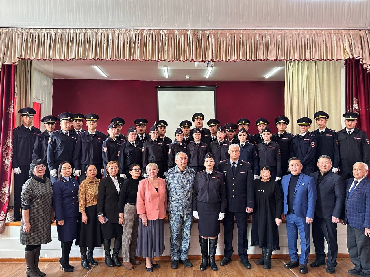 Студенты Кызыла вступили в ряды полицейских кадет