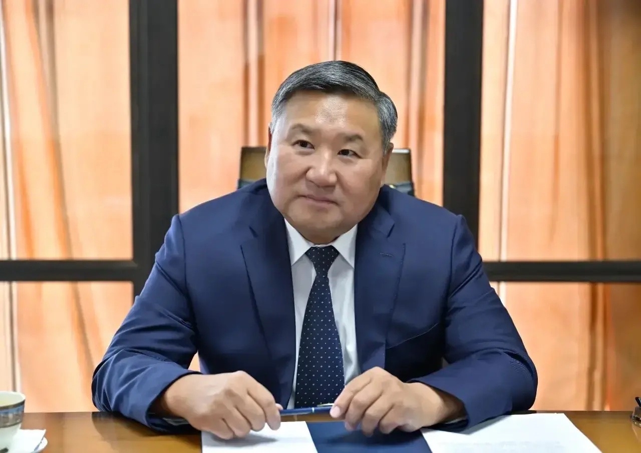Провел рабочую встречу с начальником отдела Главного управления по надзору за исполнением федерального законодательства Генеральной прокуратуры РФ Владиславом Кучкиным и прокурором Тувы Евгением Ботвинкиным