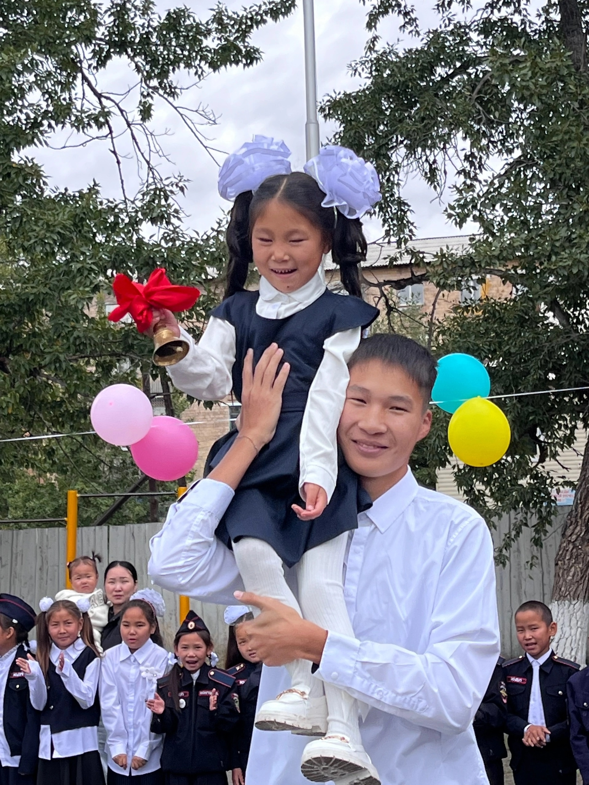 1 сентября, мы отмечали День знаний — важный праздник, знаменующий начало нового учебного года. Этот день особенно радостен для 228 первоклассников, которые впервые сели за парты наших школ. Для них прозвучал первый школьный звонок, который открыл двери в