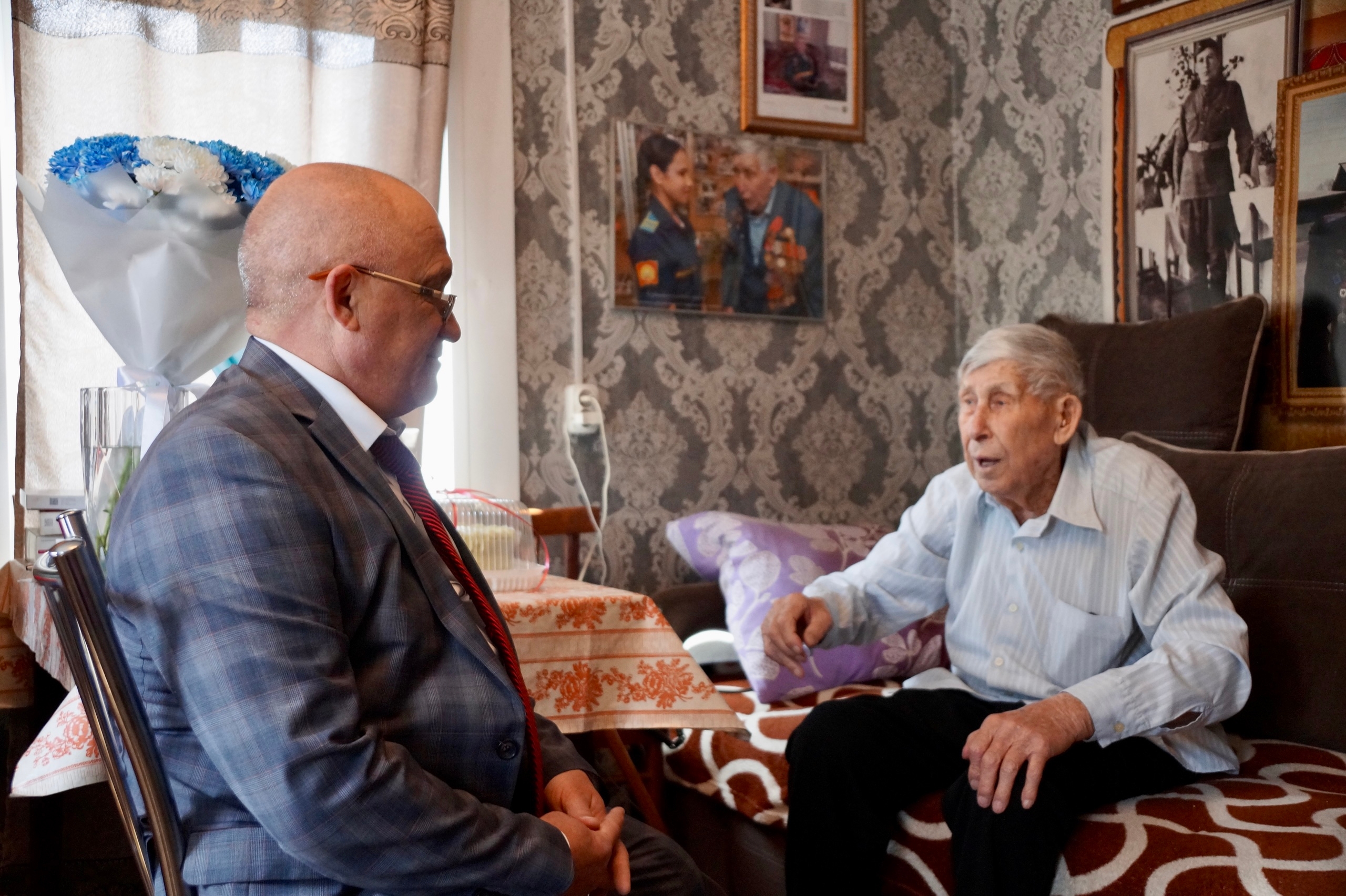 Депутат Хурала представителей города Кызыла Андрей Потапов поздравил со 100-летием ветерана Великой Отечественной войны, Почетного гражданина города Кызыла Георгия Абросимова.
