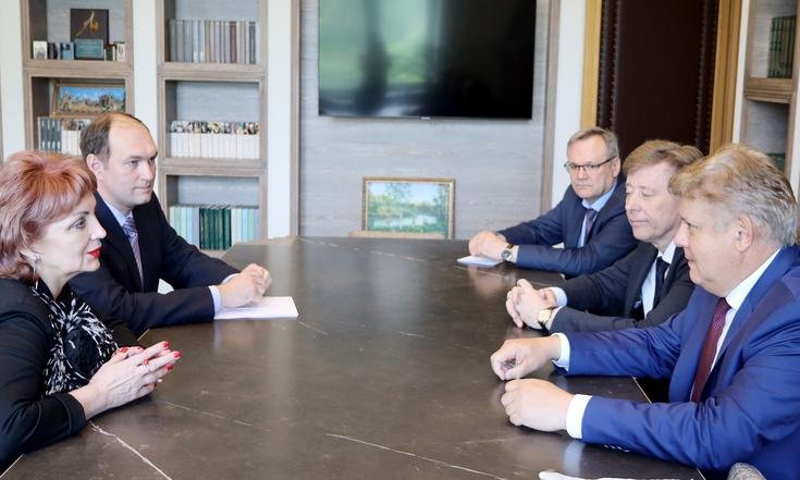 Анатолий Серышев посетил ГПНТБ СО РАН и обсудил с руководителем книгохранилища перспективы развития библиотеки Анатолий Серышев посетил ГПНТБ СО РАН и обсудил с руководителем книгохранилища перспективы развития библиотеки