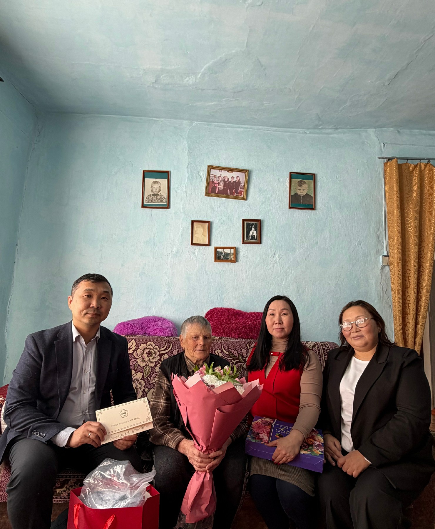 В Туве поздравили с 8 Марта ветерана, пережившую концлагерь
