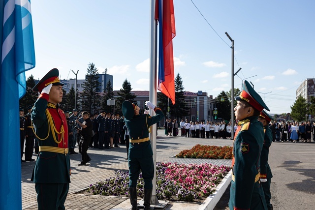 В Туве отметили День Государственного флага торжественным поднятием и вручением первых паспортов<p>Сегодня, 22 августа, на площади Арата в столице Тувы прошла торжественная церемония поднятия Государственных флагов России и Республики Тыва, посвященная Дн