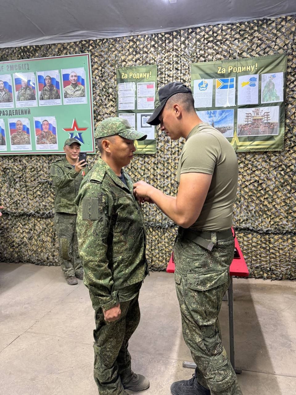 Бойцы из Тувы удостоены почетной наградыРеспублики Тыва. Бойцы из Тувы удостоены почетной наградыРеспублики Тыва.