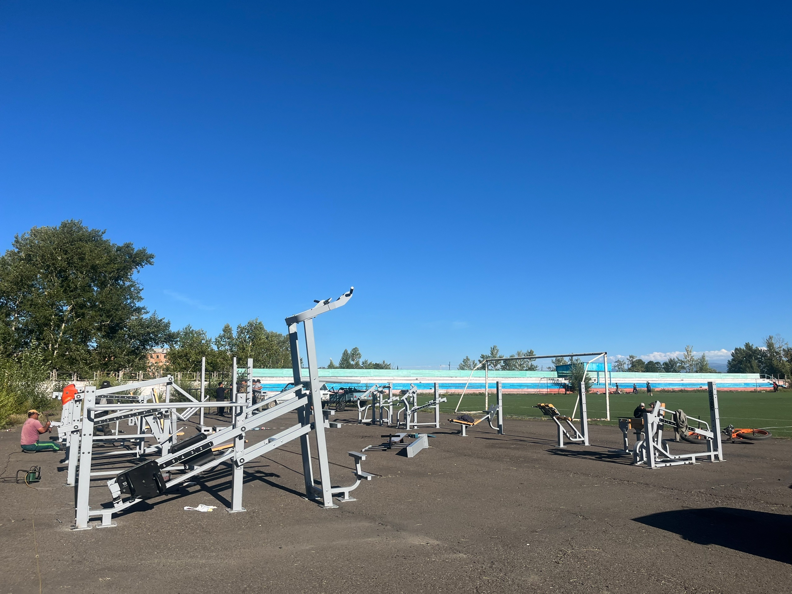 На стадионе нашего города установлен комплекс спортивных снаряжений На стадионе нашего города установлен комплекс спортивных снаряжений