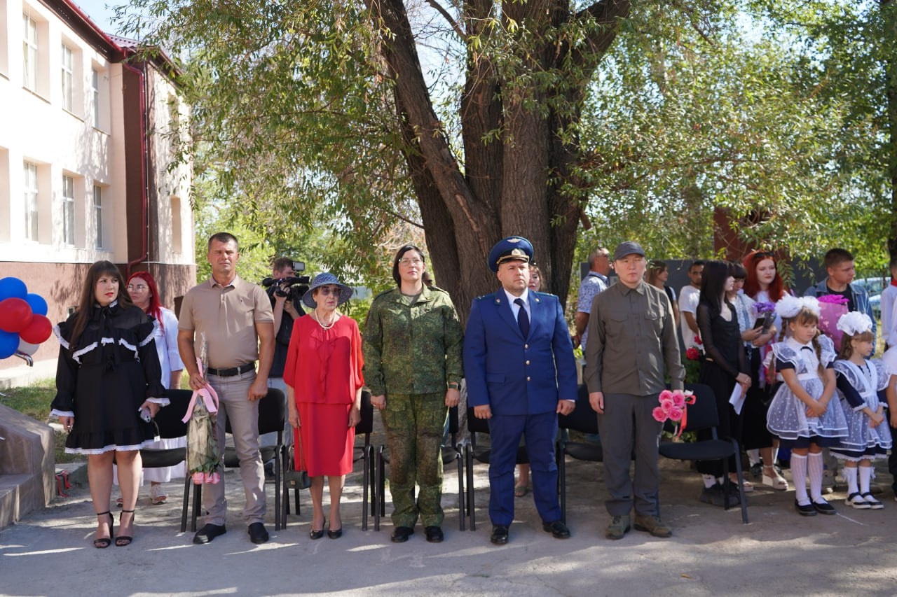 Глава Тувы поздравил школьников подшефного Свердловска с началом нового учебного года