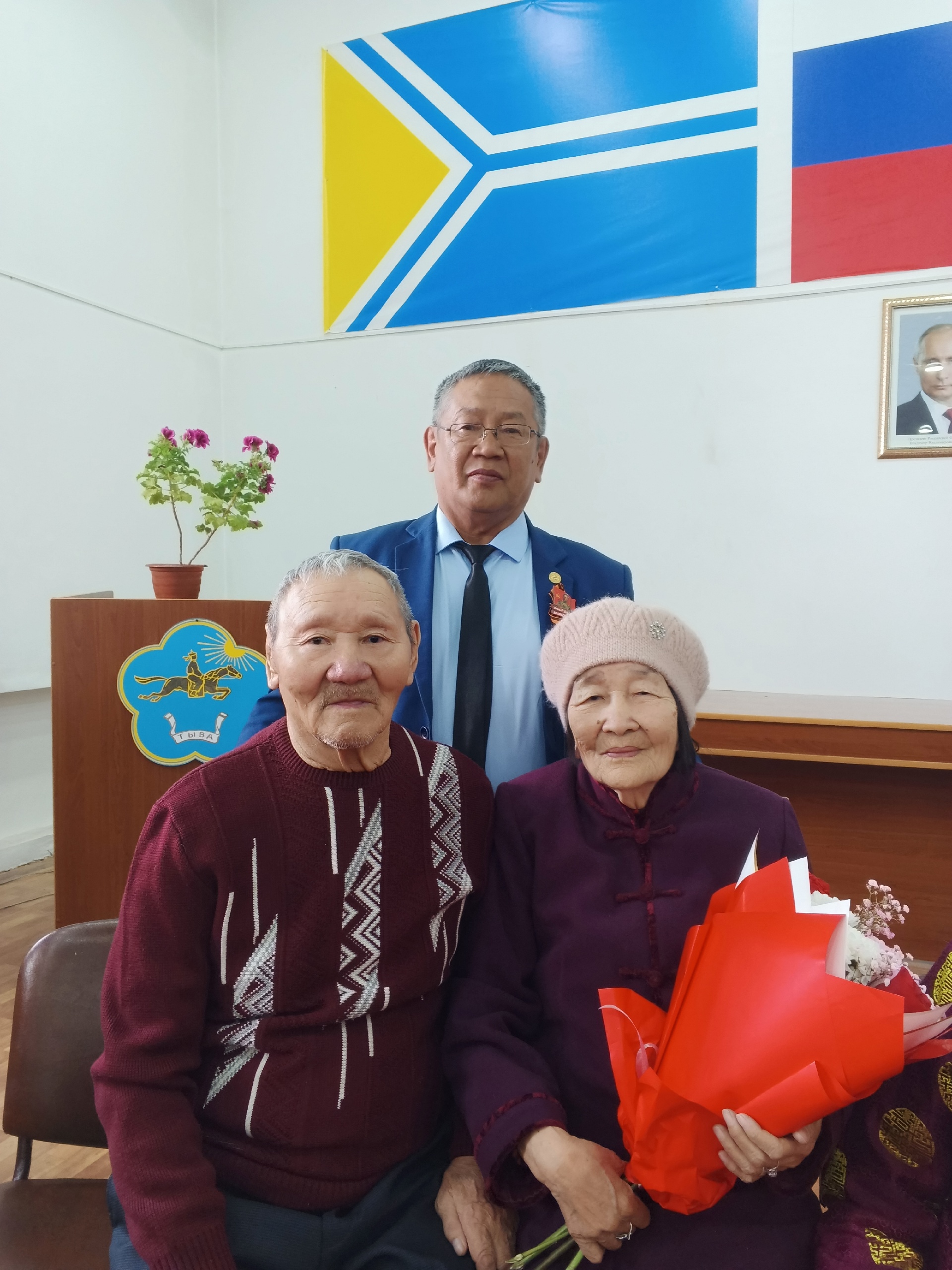 Сегодня, в Международный день семьи, мне выпала честь поздравить юбиляров нашего кожууна, включая моих родителей с Ртутной свадьбой, 63-летием их супружеской жизни