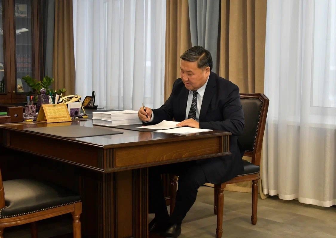 Подписал Указ о проведении в 2026 году в республике Года созидательного труда и семейных ценностей