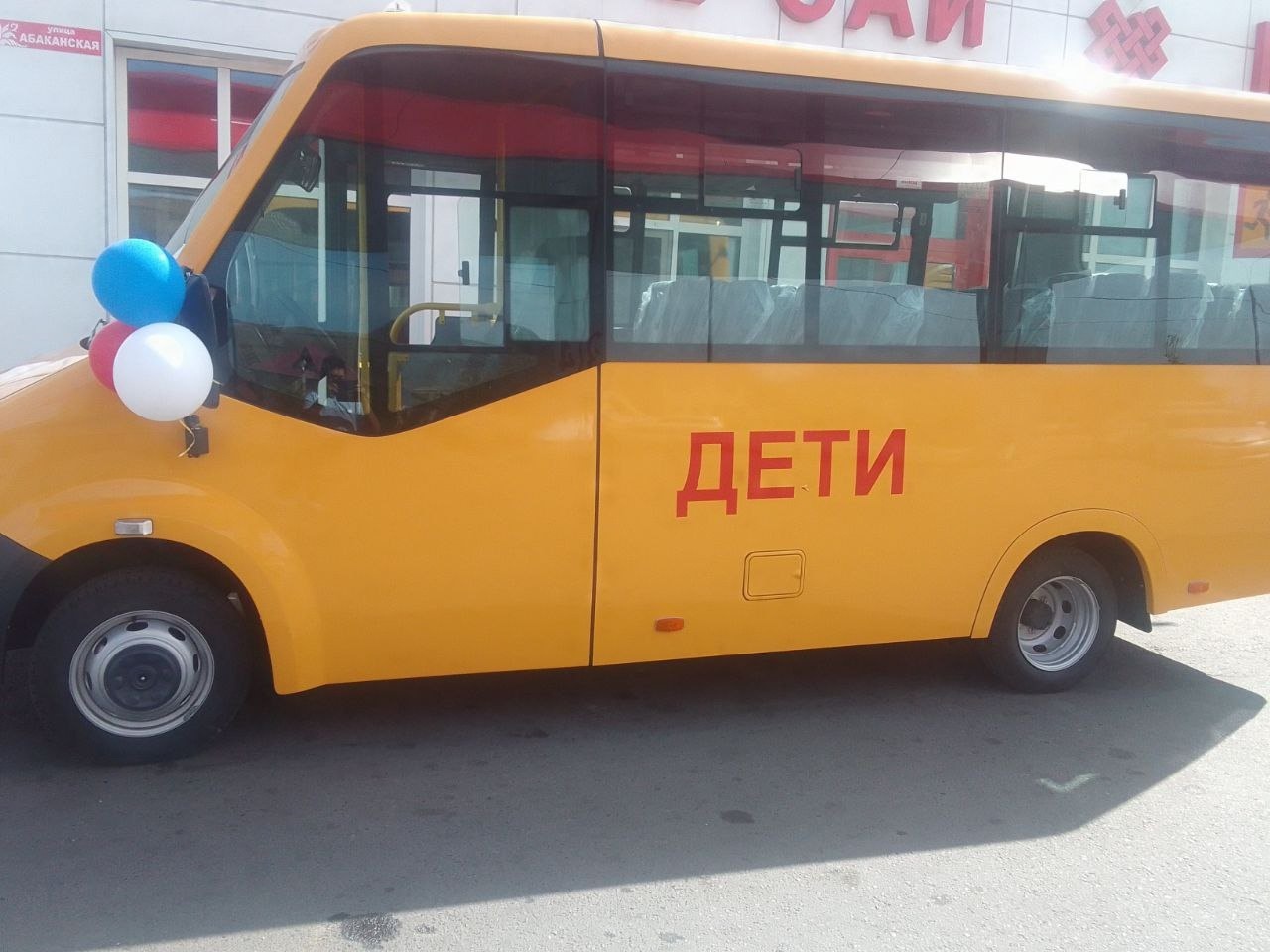 В преддверии нового учебного года МБОУ СОШ N2 города Турана получили новый школьный автобус В преддверии нового учебного года МБОУ СОШ N2 города Турана получили новый школьный автобус