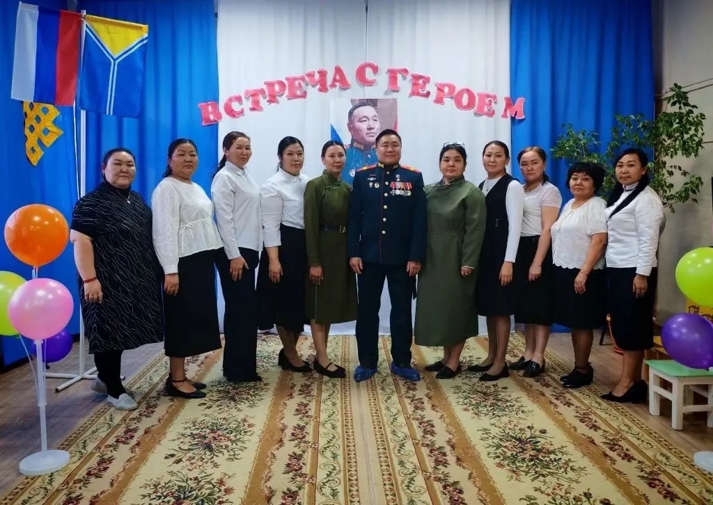 В рамках проекта в детском саду «Героями не рождаются, а становятся» состоялась встреча с Героем России Буян Куулар, целью которой стало патриотическое воспитание детей и сохранение исторической памяти