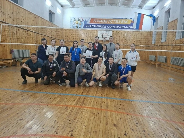 Администрация кожууна сообщает: вчера в селе Тээли прошел традиционный ежемесячный турнир по волейболу среди трудовых коллективов
