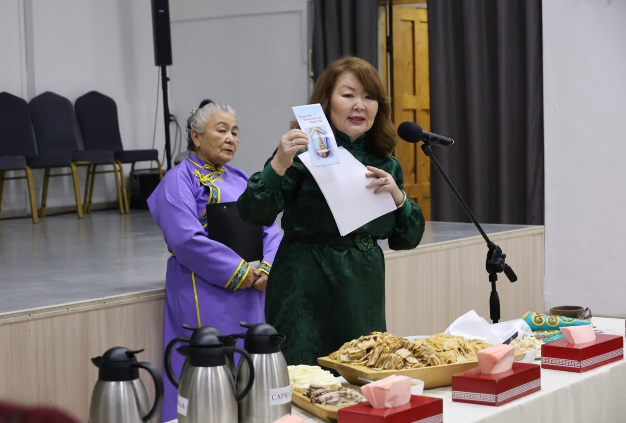 В Кызылском колледже искусств состоялся мастер-класс по приготовлению традиционного тувинского чая. Мероприятие прошло в рамках обучающего курса по профессиональному сервису для предприятий общепита республики и призвано подготовить специалистов к предсто