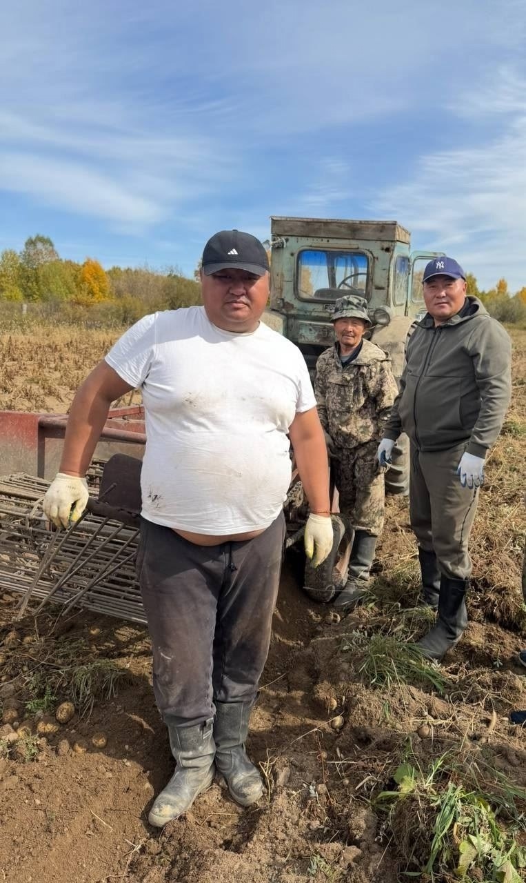 В рамках рабочей поездки с председателем администрации кожууна Чингисом Салчак посетили земельный участок фермера Сарыг-оола Салчаковича Бышкака, принимающего участие в важном социальном проекте «Кладовая семьи». Данная инициатива, объявленная Главой Респ В рамках рабочей поездки с председателем администрации кожууна Чингисом Салчак посетили земельный участок фермера Сарыг-оола Салчаковича Бышкака, принимающего участие в важном социальном проекте «Кладовая семьи». Данная инициатива, объявленная Главой Респ