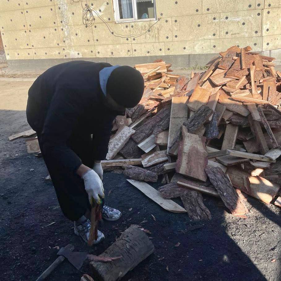 Молодежь Тувы помогла подготовить жилье семье участника СВО к зимним холодам