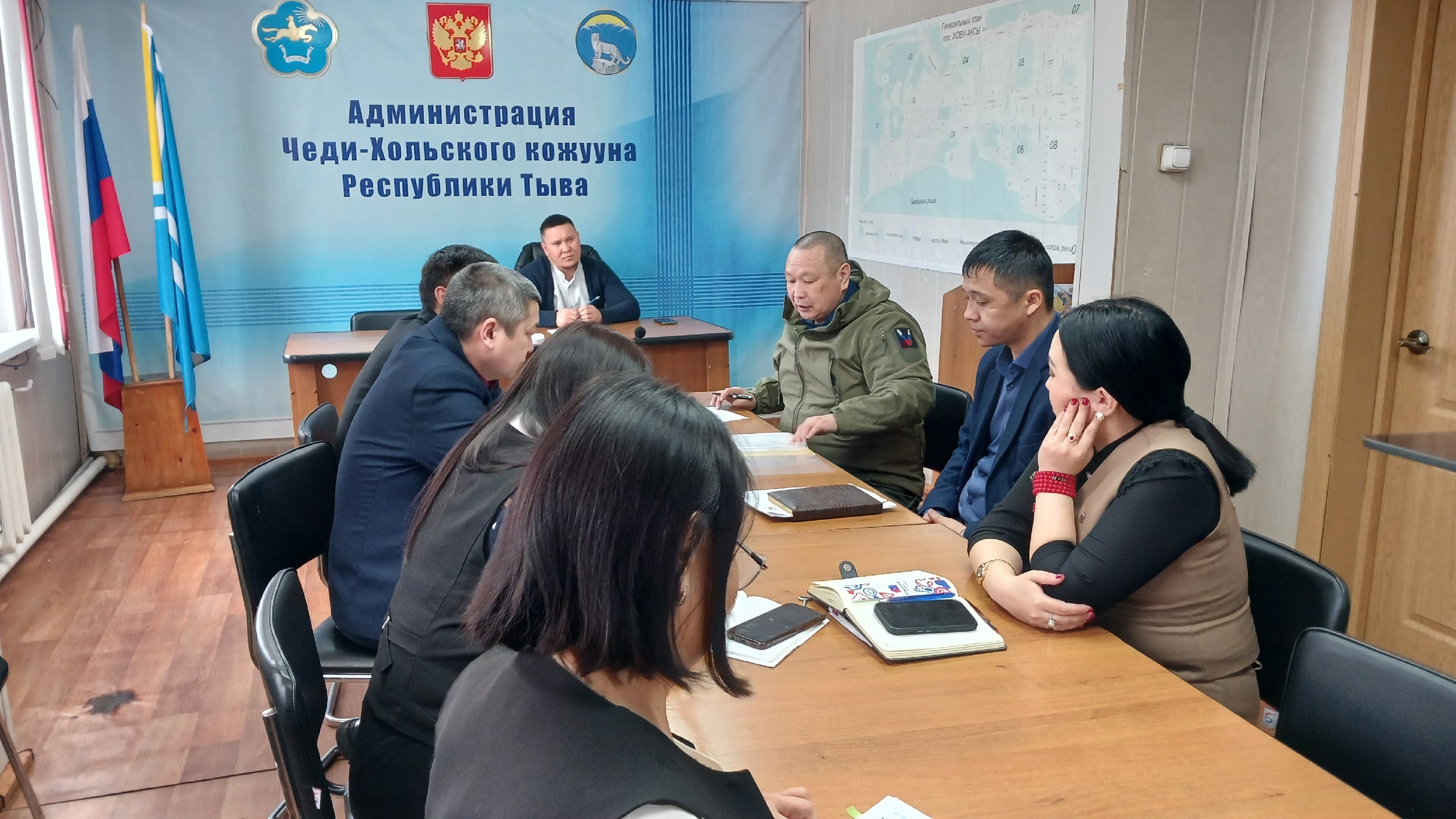 Сегодня в администрации Чеди-Хольского кожууна прошло рабочее совещание на тему «О состоянии безопасности и правопорядка Чеди-Хольского кожууна Республики Тыва»