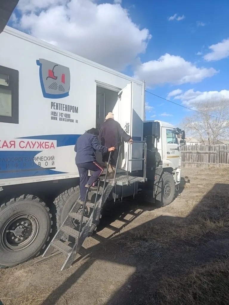 Передвижной флюорограф в пути: медицина становится ближе, а люди — отзывчивее <p>На этой неделе передвижной флюорографический кабинет объезжал удалённые пункты Эрзинского кожууна, чтобы жители отдалённых мест могли пройти обследование, не тратя время и си