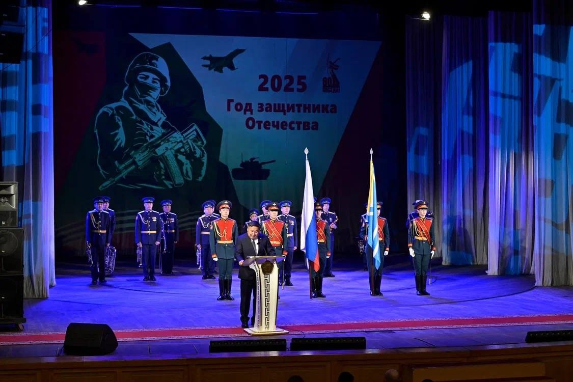 На торжественной церемонии закрытия Года защитника Отечества в Туве вручил государственные награды федерального и республиканского уровней нашим военнослужащим