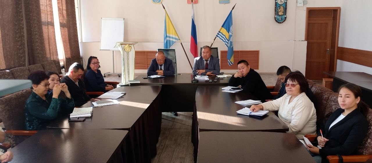 Очередная рабочая неделя руководства Эрзинского кожууна, началась с видеоконференции с Правительством. На этой встрече рассматриваются важные вопросы, касающиеся муниципалитетов, а также обсуждаются планы предстоящей деятельности как на уровне кожуунов, т Очередная рабочая неделя руководства Эрзинского кожууна, началась с видеоконференции с Правительством. На этой встрече рассматриваются важные вопросы, касающиеся муниципалитетов, а также обсуждаются планы предстоящей деятельности как на уровне кожуунов, т