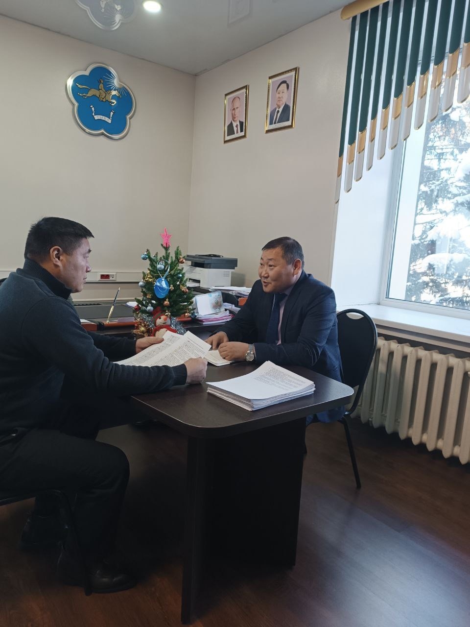 Министр по делам молодежи Тувы в ходе командировки в Танды обсудил вопросы патриотического воспитания молодежи