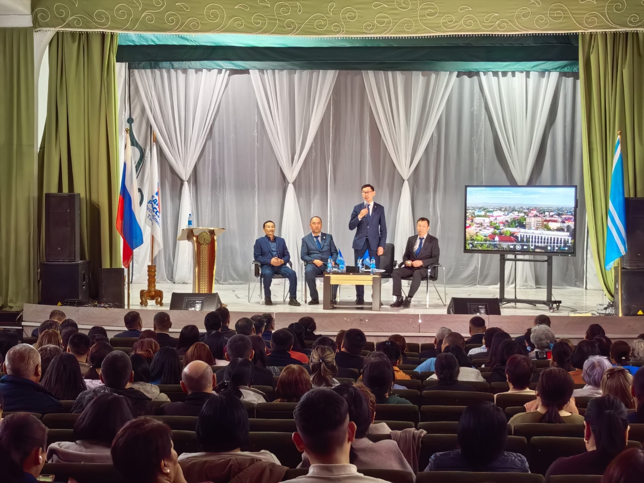 В Улуг-Хемском районе представили отчет о деятельности Правительства Тувы за 2025 год