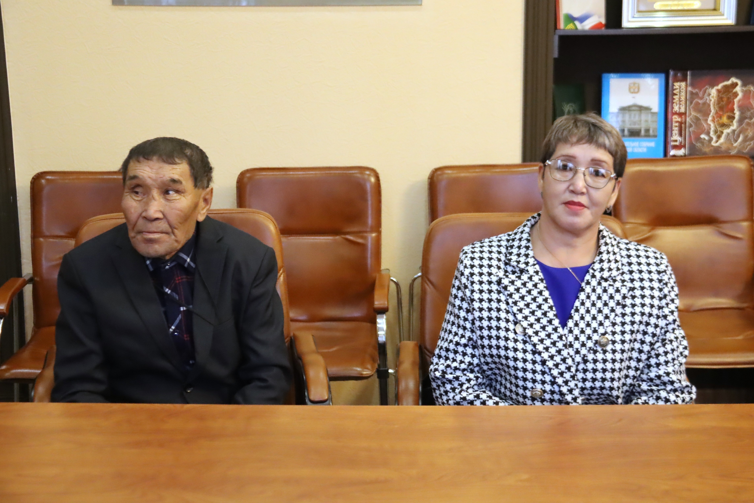 В Верховном Хурале состоялась церемония награждения парламентскими наградами ветеранов педагогического труда