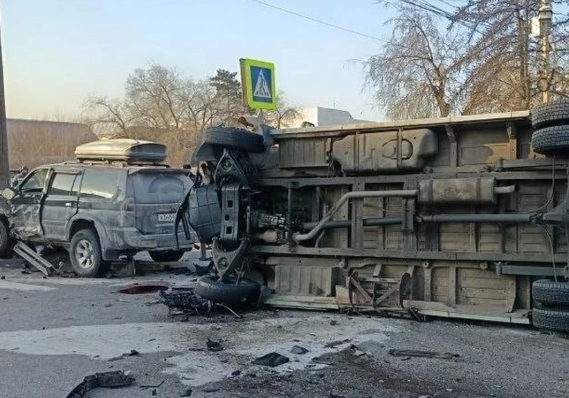 В Кызыле в «Газель» с 10 пассажирами врезался внедорожник, трое пассажиров доставлены в больницу