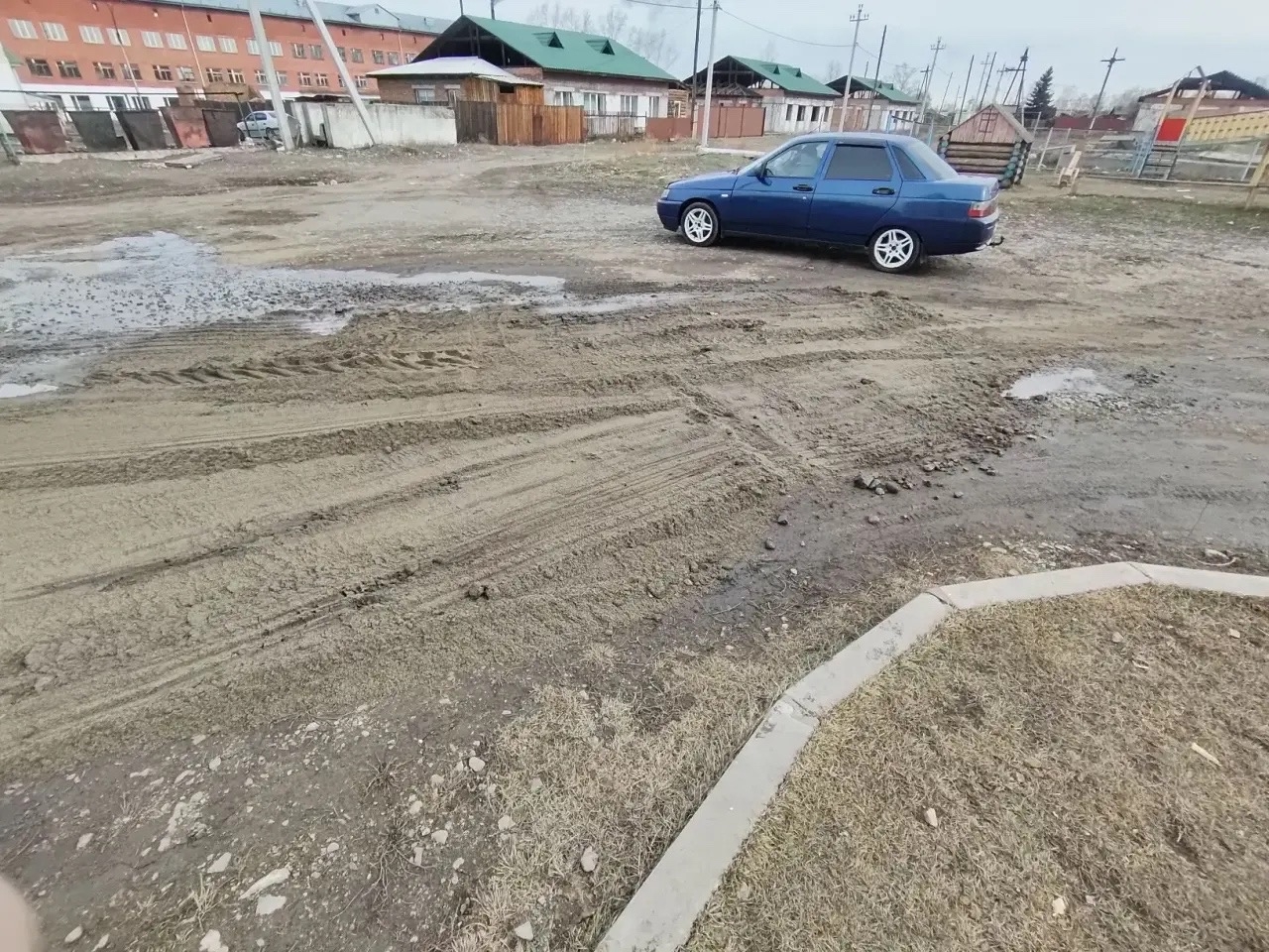 Весенне‑паводковые мероприятия продолжаются <p> <p>Сотрудники Администрации активно устраняют последствия таяния снегов: засыпают дороги, на которых образуются большие лужи из‑за скопления талых вод
