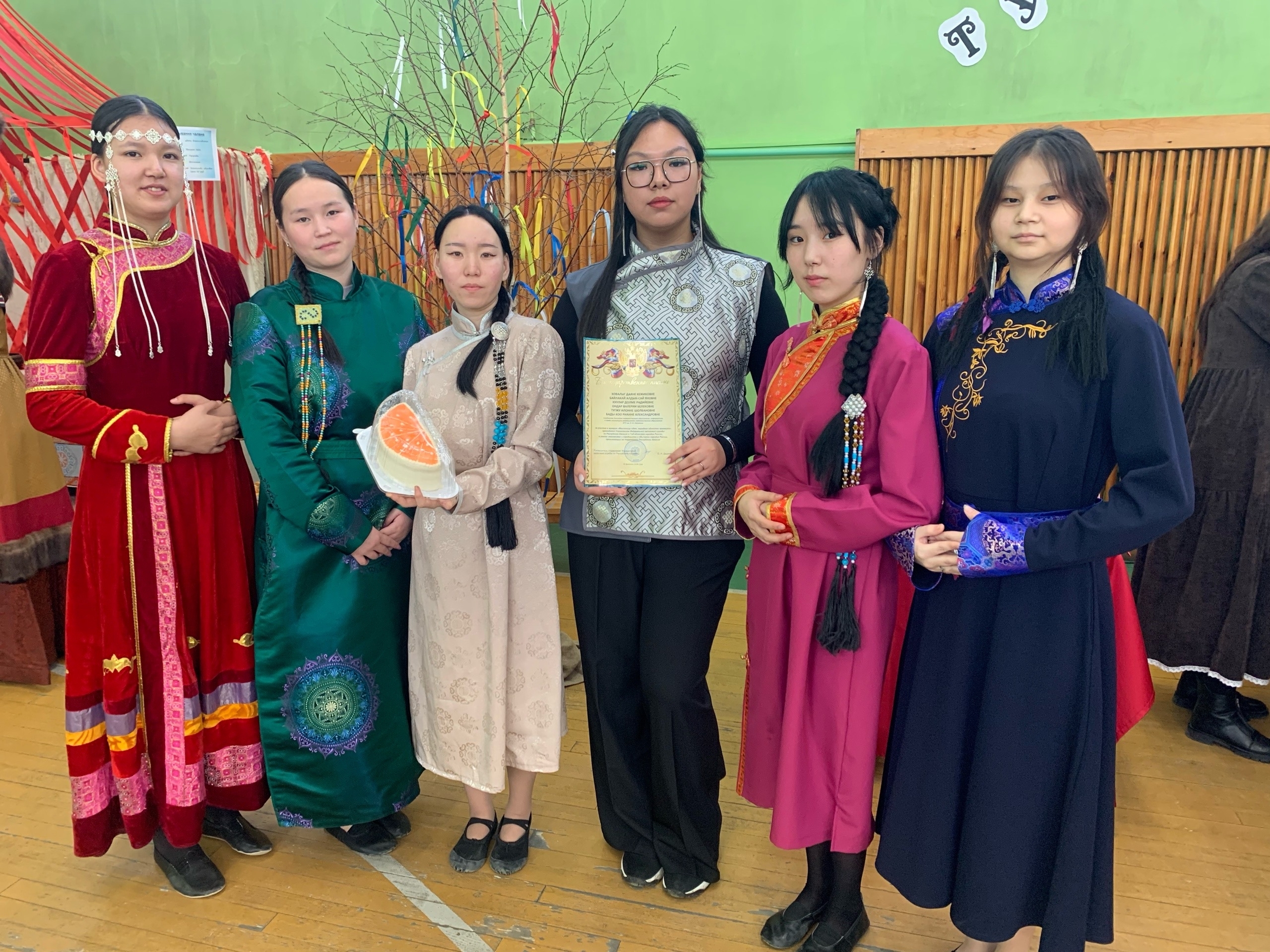 Студентки из Тувы представили национальный танец на Масленице в Хакасии