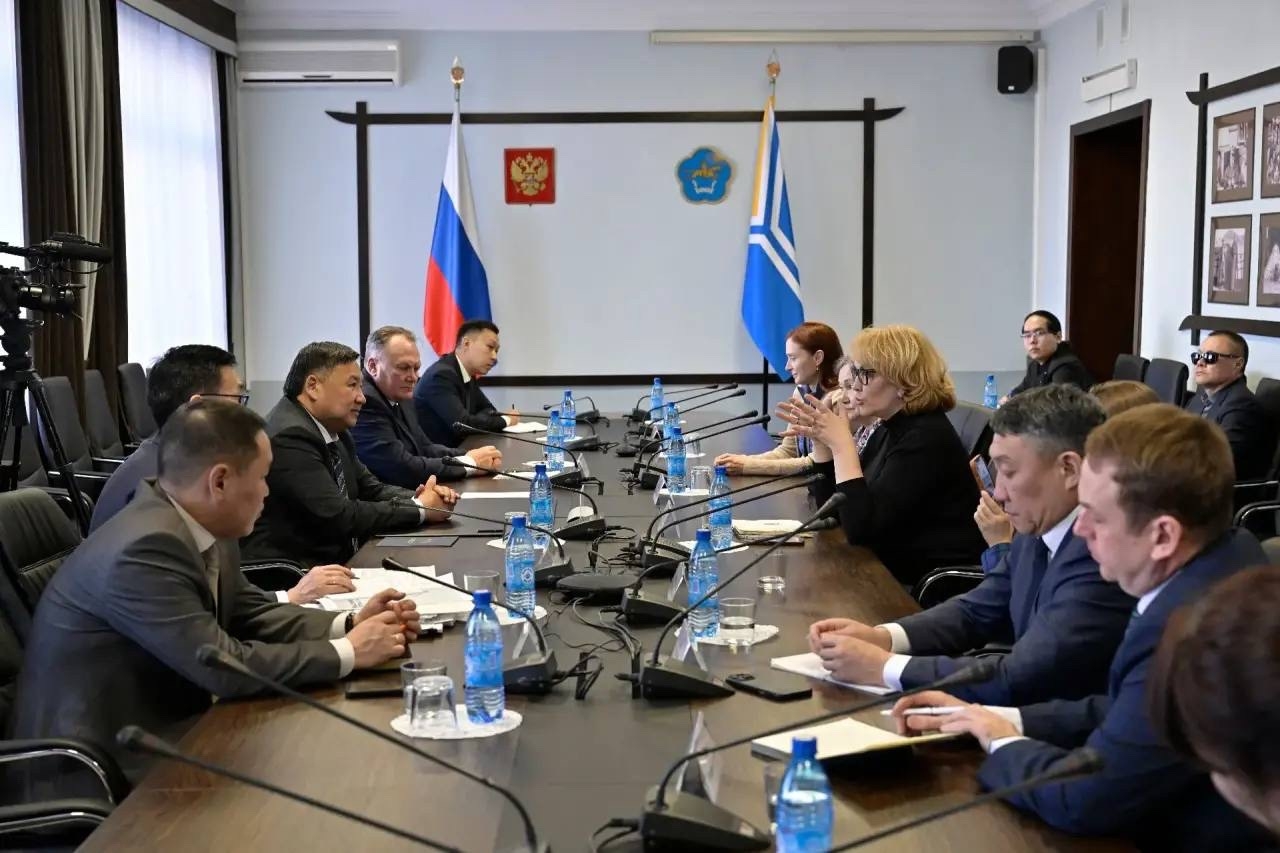 Встретился с Ириной Шойгу, председателем правления Культурного фонда имени Кужугета Шойгу, и представителями фонда «Вольное дело» Олега Дерипаски