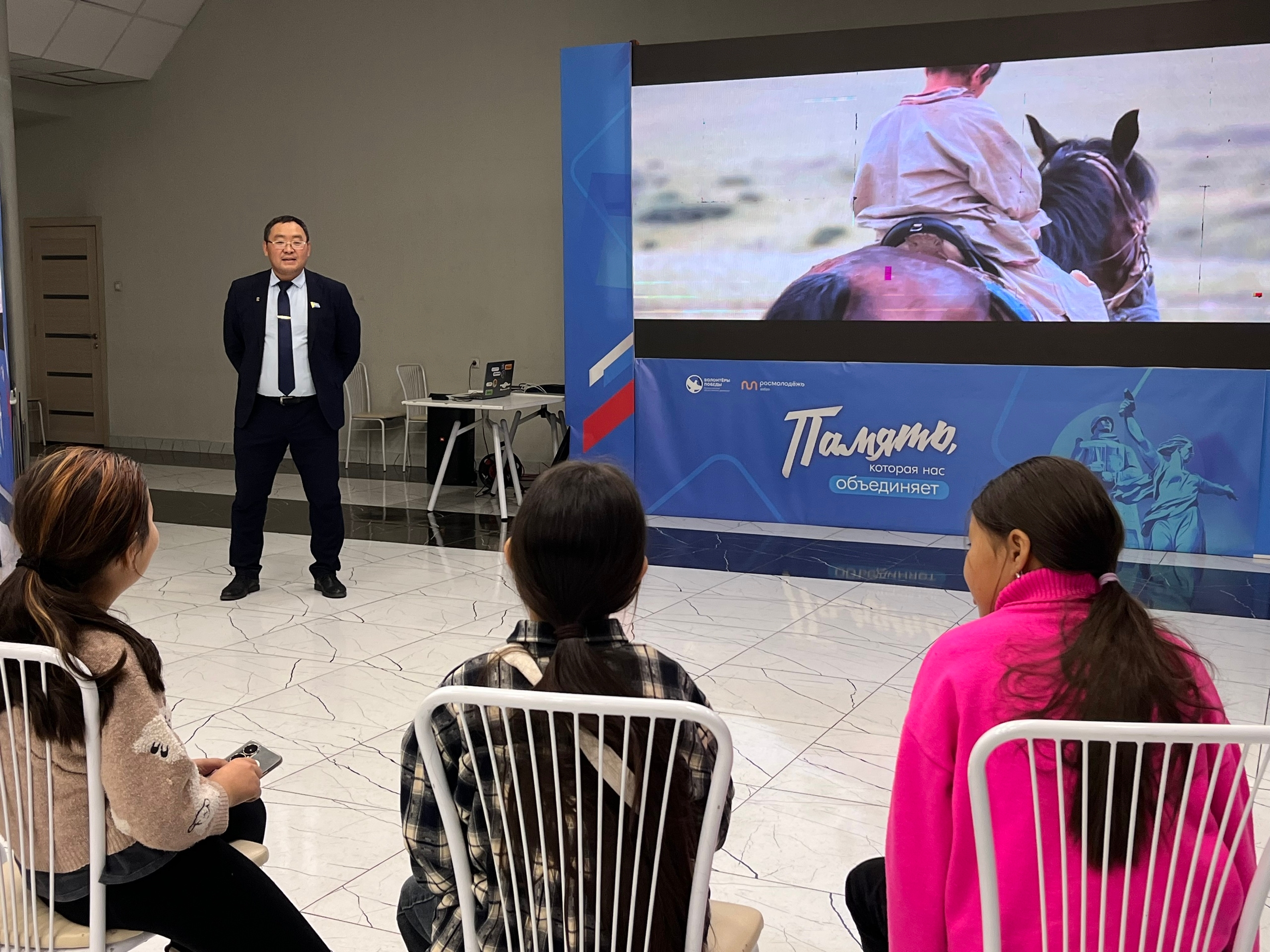 Кинопоказ "Повести о светлом мальчике" собрал зрителей во Дворце Молодежи Кинопоказ "Повести о светлом мальчике" собрал зрителей во Дворце Молодежи