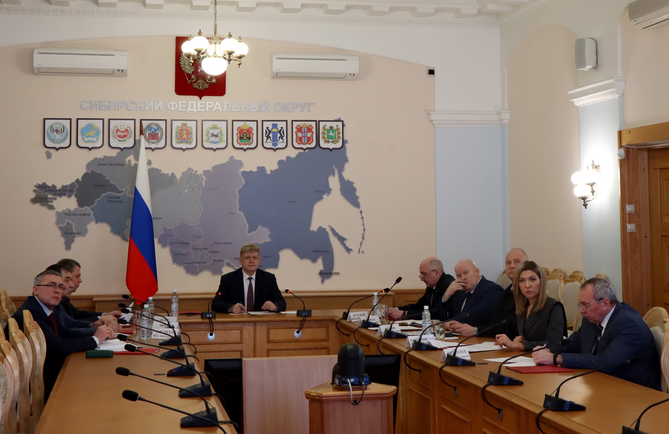 Меры по противодействию информационным угрозам обсудили в аппарате полпреда<p>Полномочный представитель Президента Российской Федерации в Сибирском федеральном округе Анатолий Серышев провёл заседание Совета по информационной безопасности