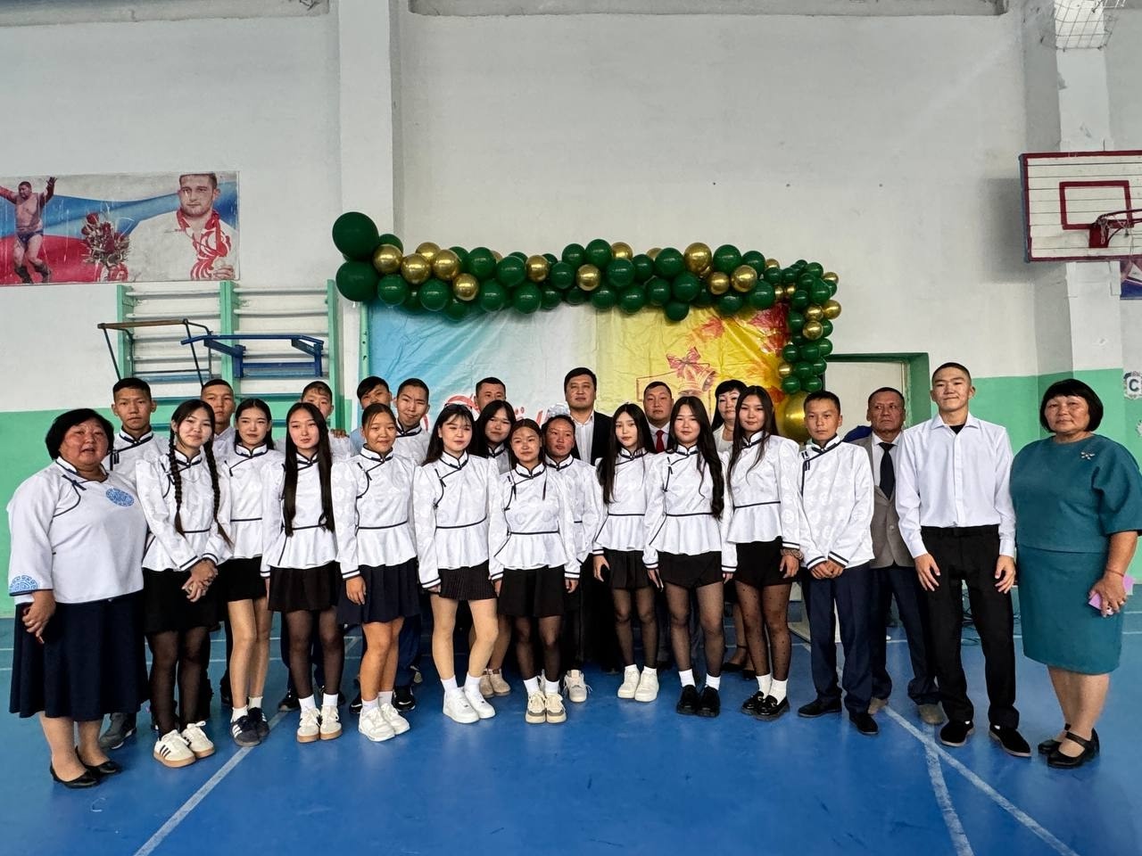 Сегодня с трепетным волнением и огромной радостью окунулся в атмосферу праздничной линейки, посвящённой Дню знаний, в стенах МБОУ СОШ им. Ш. Ч. Сат с. Чаа-Холь. Сегодня с трепетным волнением и огромной радостью окунулся в атмосферу праздничной линейки, посвящённой Дню знаний, в стенах МБОУ СОШ им. Ш. Ч. Сат с. Чаа-Холь.