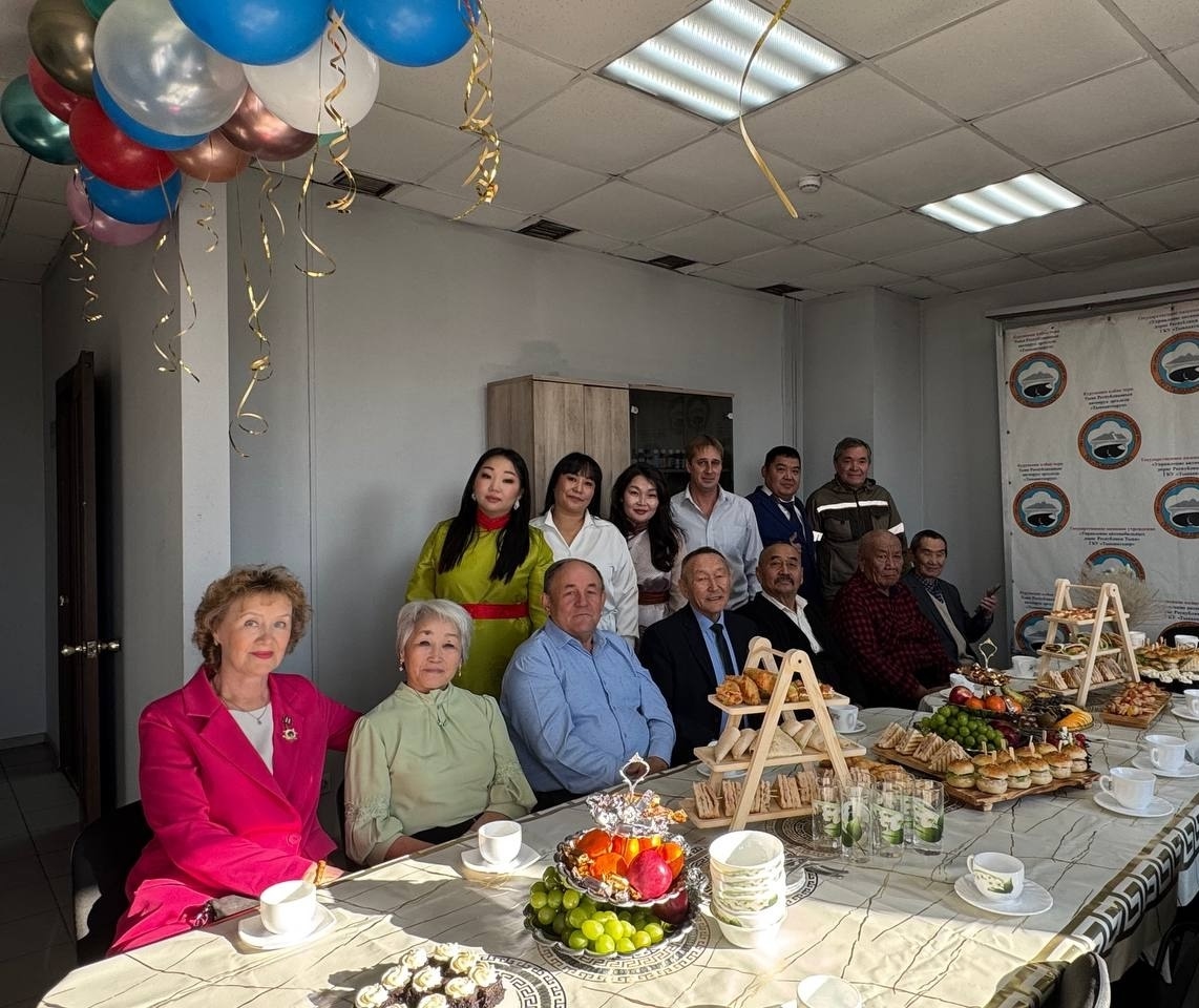 В честь Дня работников дорожного хозяйства министр дорожно-транспортного комплекса Республики Тыва Шораан Чыргал-оол в минувшую пятницу провел встречу с ветеранами дорожного комплекса в Управлении автомобильных дорог Республики Тыва. Это мероприятие стало В честь Дня работников дорожного хозяйства министр дорожно-транспортного комплекса Республики Тыва Шораан Чыргал-оол в минувшую пятницу провел встречу с ветеранами дорожного комплекса в Управлении автомобильных дорог Республики Тыва. Это мероприятие стало