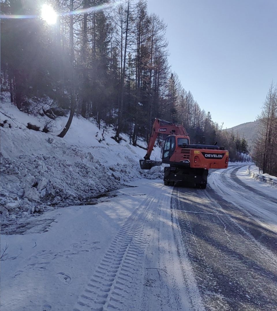 Дорожные службы Тувы работают в усиленном режиме: за сутки расчищено более 10 участков региональных трасс