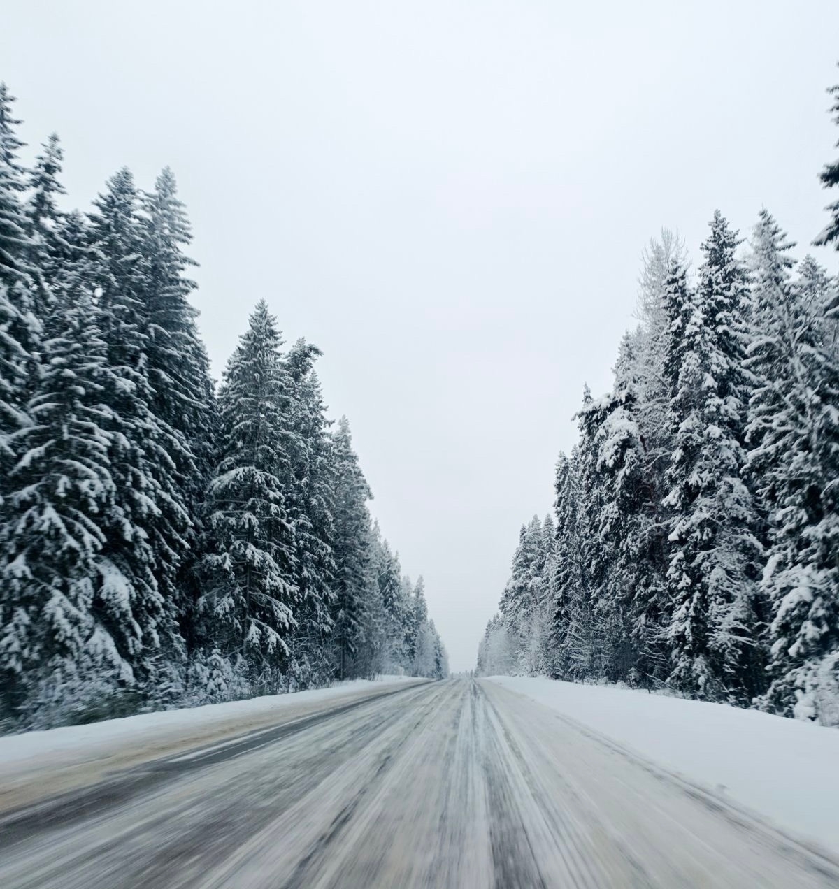 В связи с ухудшением погодных условий и сильными непогодами, настоятельно рекомендую воздержаться от выездов в дальние поездки.