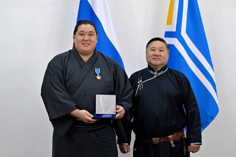 Глава Тувы встретился с прославленным тувинским сумоистом Амыр-Санаа Даваа