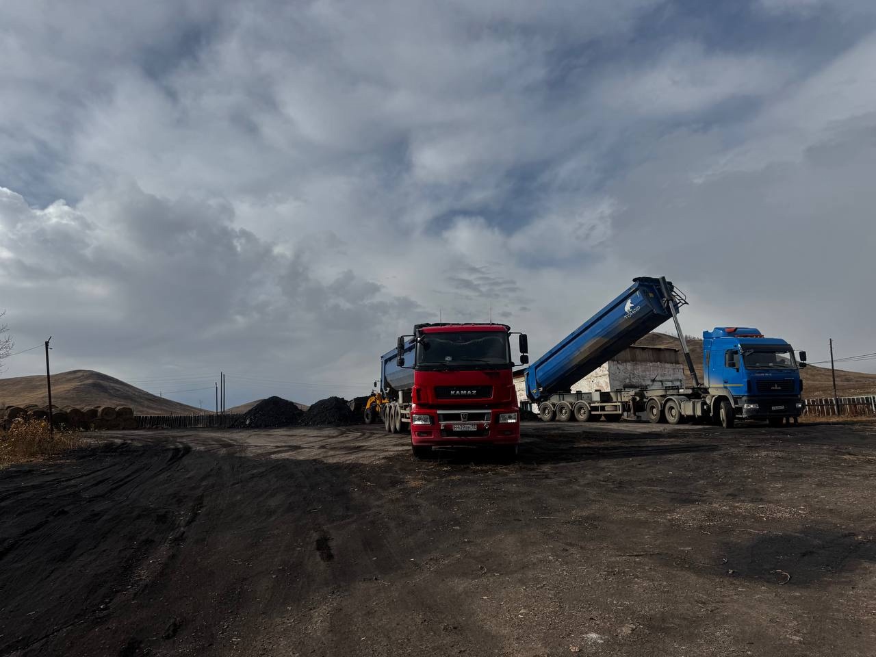 Министерство топлива и энергетики Республики Тыва совместно с администрацией Пий-Хемского района и Углехимической лабораторией ООО «Тувинская горнорудная компания» организовало проверку качества каменного угля по обращению жителя г.Туран. Министерство топлива и энергетики Республики Тыва совместно с администрацией Пий-Хемского района и Углехимической лабораторией ООО «Тувинская горнорудная компания» организовало проверку качества каменного угля по обращению жителя г.Туран.