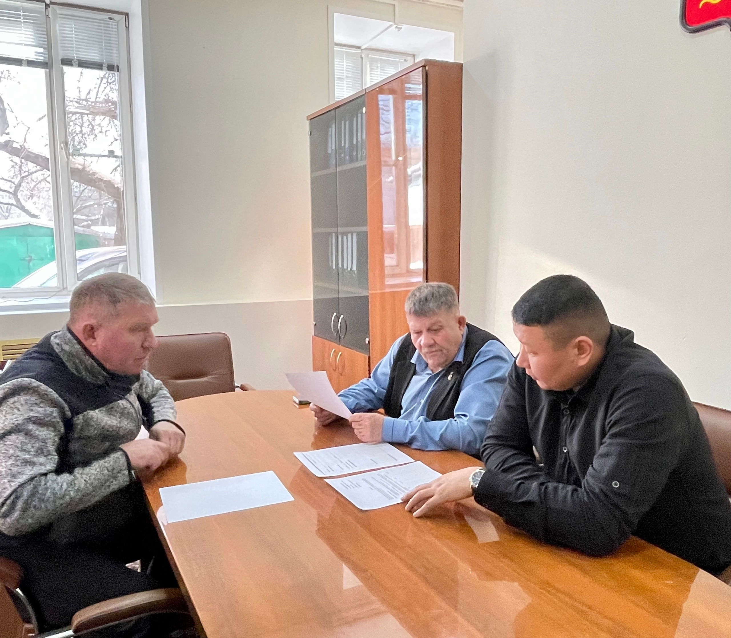 Продолжается недельная акция приёма граждан<p>Сегодня 04 февраля 2026 года личный приём граждан в Общественной приёмной Хурала представителей города Кызыла провели депутаты Сергей Белоусов и Айдын Серен-оол